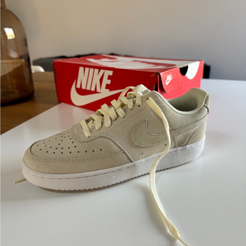 NEW Nike women's court low